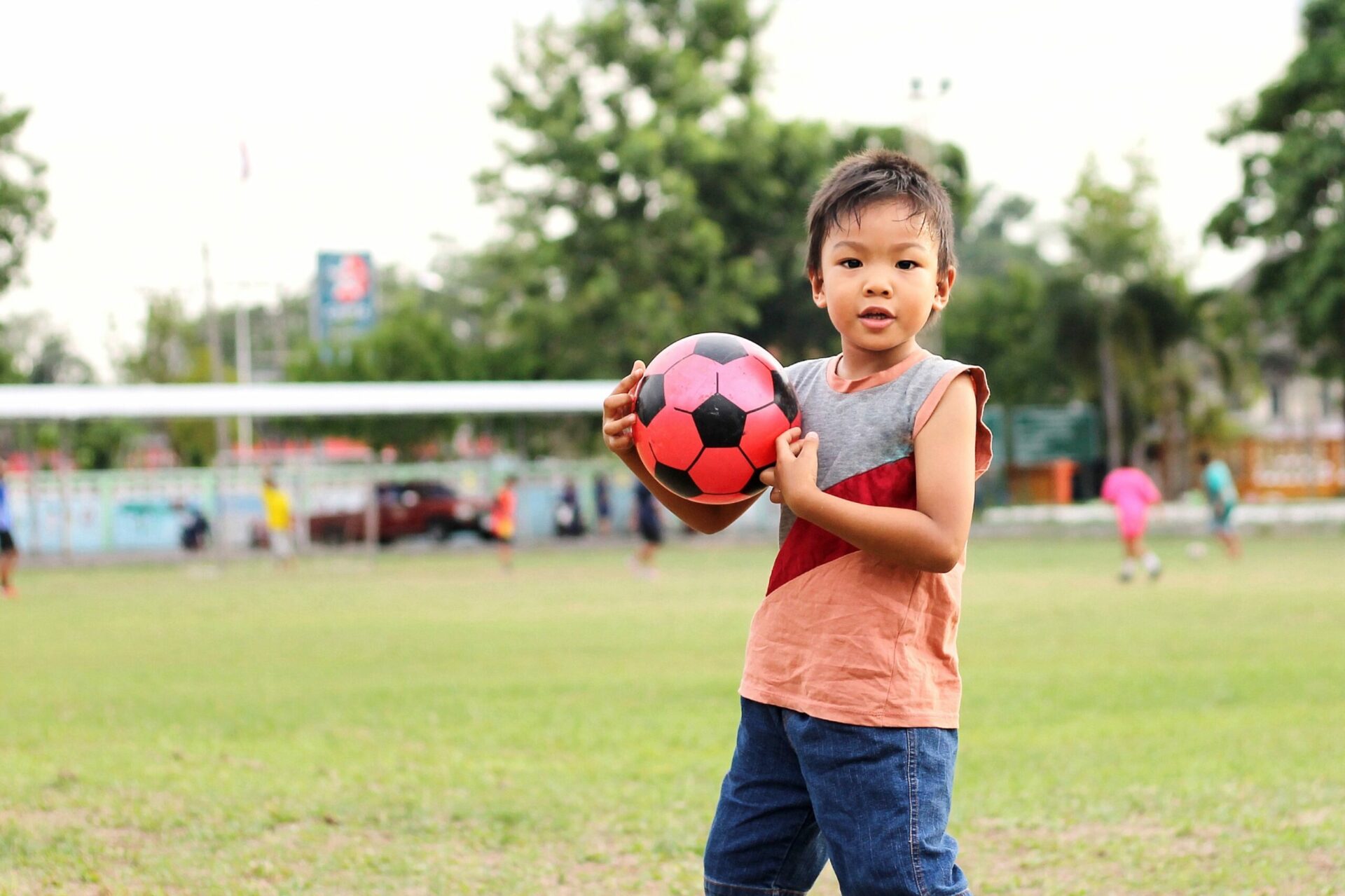 Jeune enfant qui fait du football pendant le stage linguistique